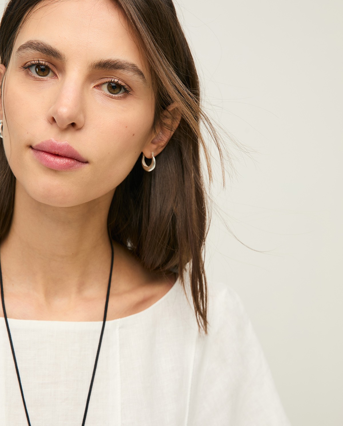 Vestido cáñamo manga corta en color blanco, vista frontal con detalle del tejido 4