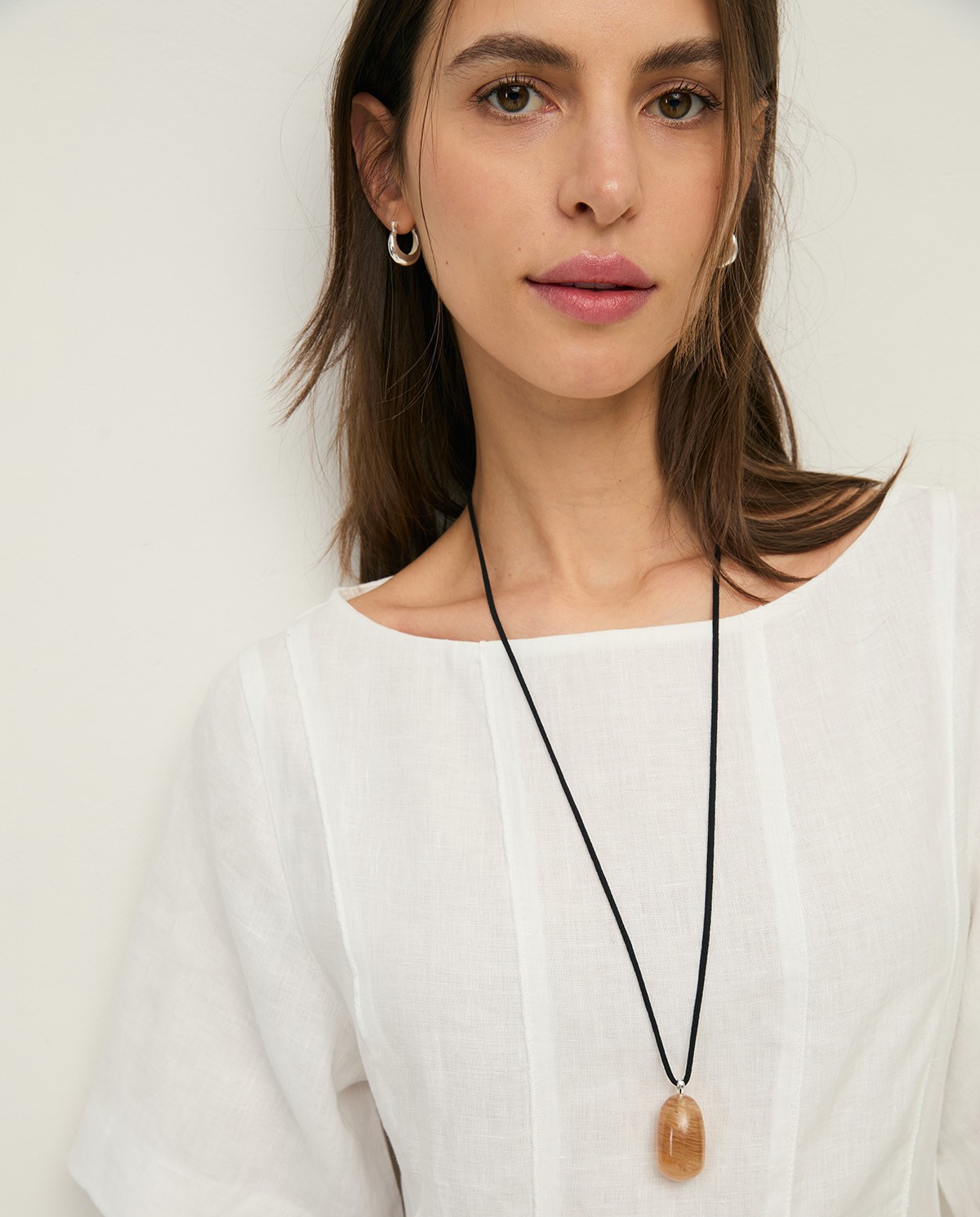 Vestido cáñamo manga corta en color blanco, vista frontal con detalle del tejido 5