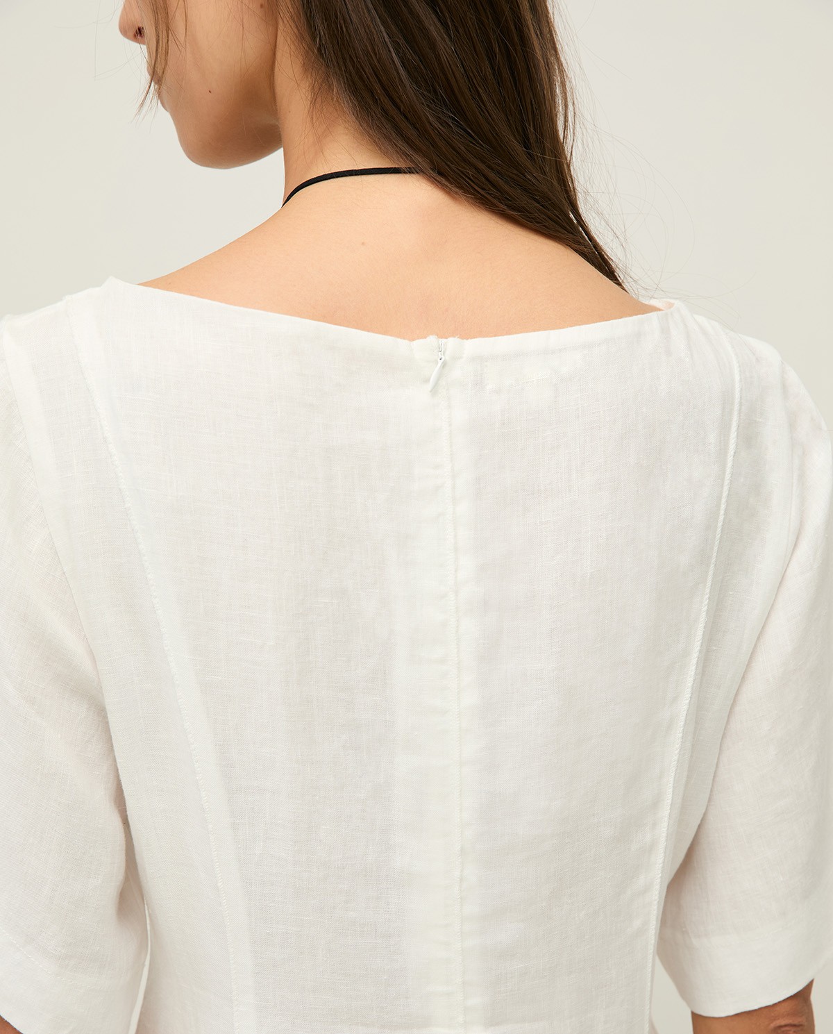 Vestido cáñamo manga corta en color blanco, vista frontal con detalle del tejido 6