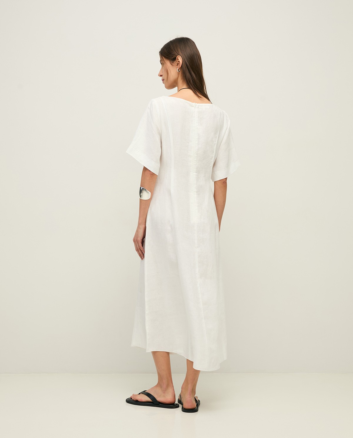 Vestido cáñamo manga corta en color blanco, vista frontal con detalle del tejido 7