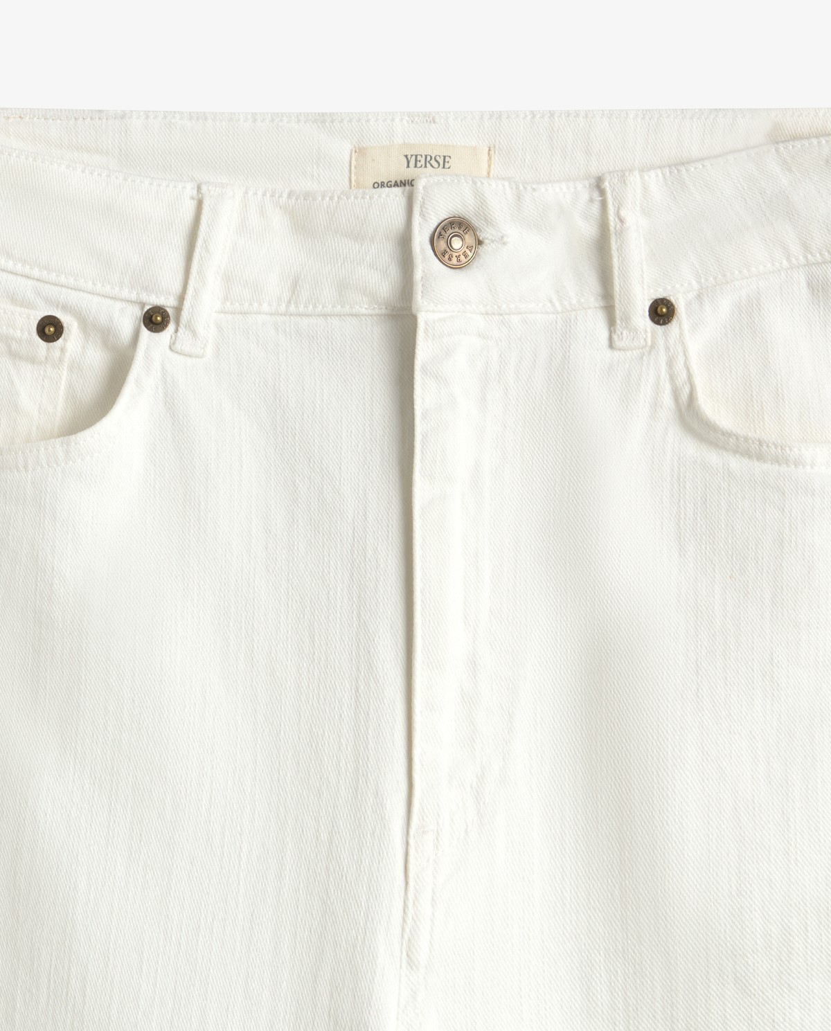 Jeans rectos algodón orgánico en color blanco, vista frontal con detalle del tejido 10