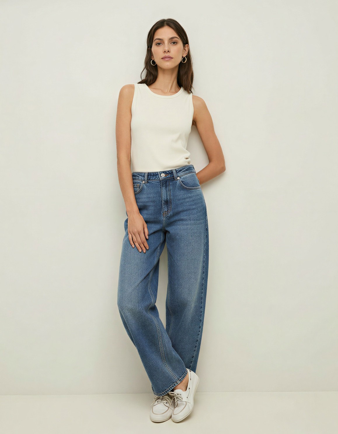 Jeans rectos algodón orgánico en color azul denim, vista frontal con detalle del tejido