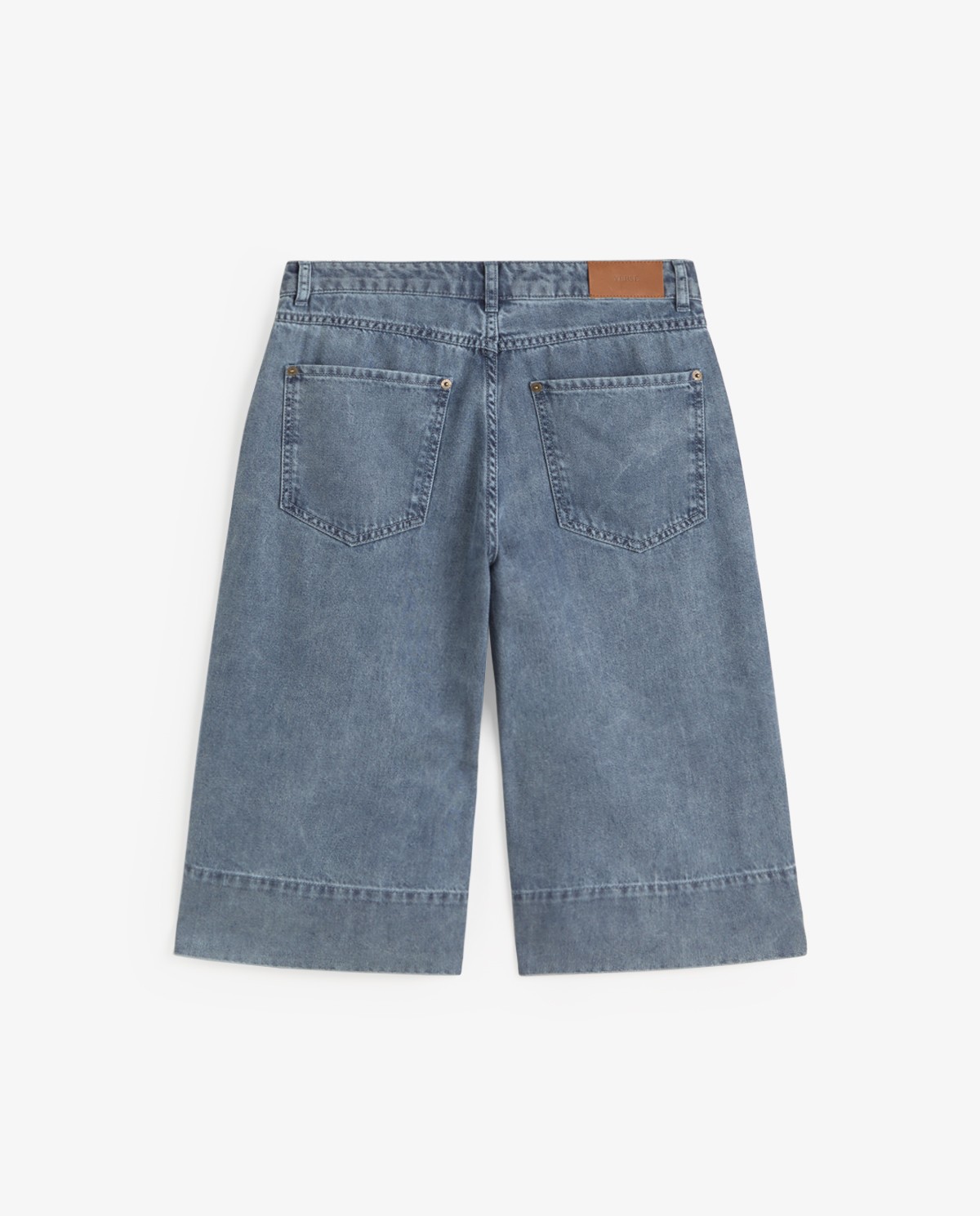 Bermudas denim con algodón orgánico en color azul índigo, vista frontal con detalle del tejido 9