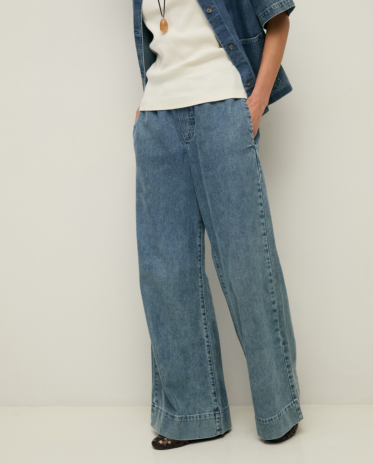 Pantalón fluido denim en color azul índigo, vista frontal con detalle del tejido 1