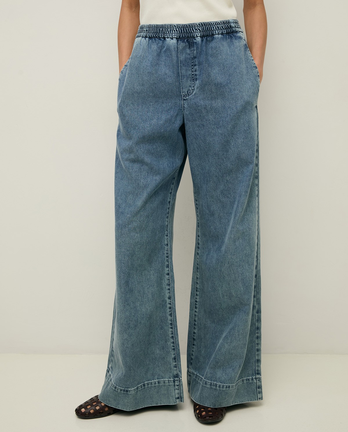 Pantalón fluido denim en color azul índigo, vista frontal con detalle del tejido 2