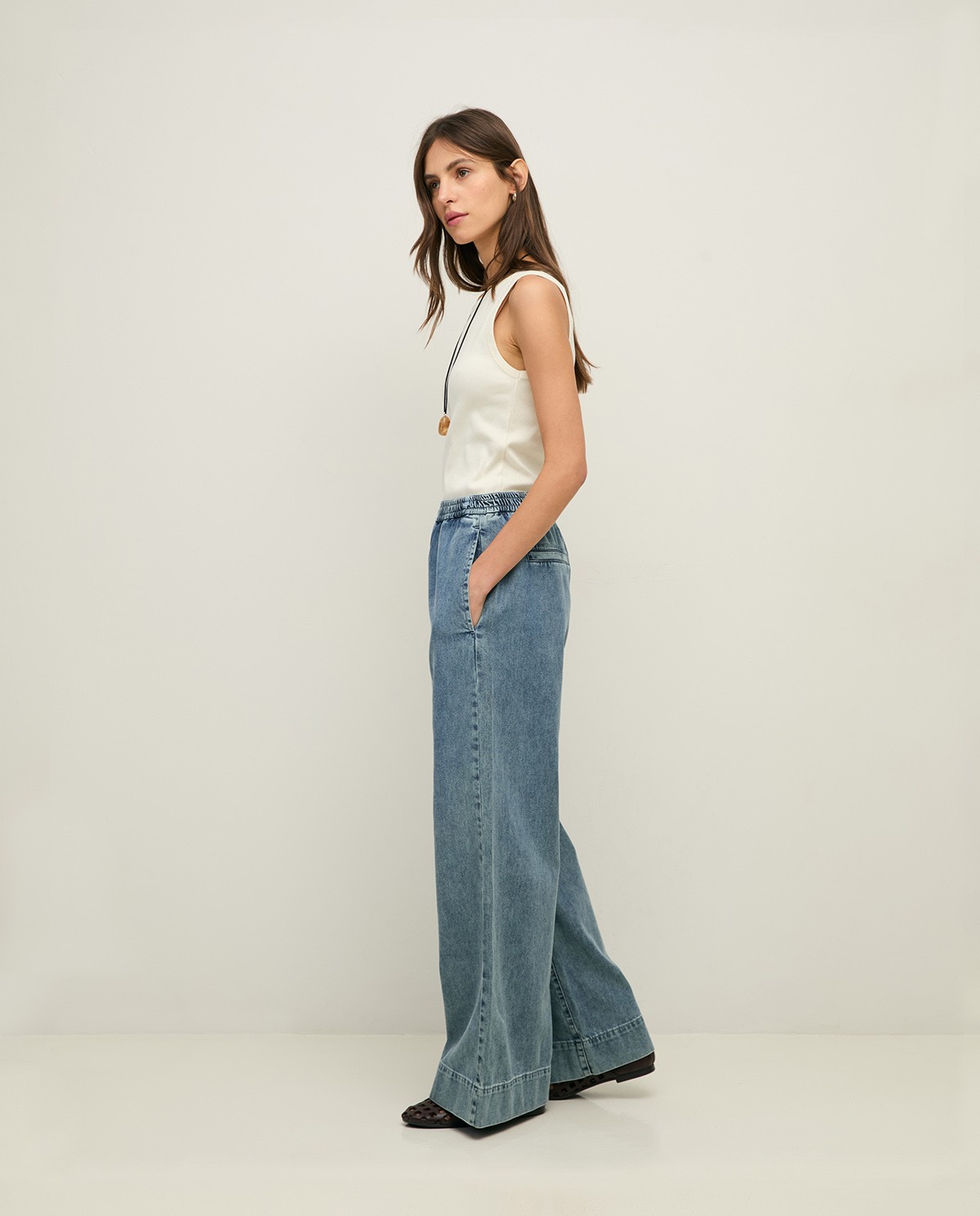 Pantalón fluido denim en color azul índigo, vista frontal con detalle del tejido 3