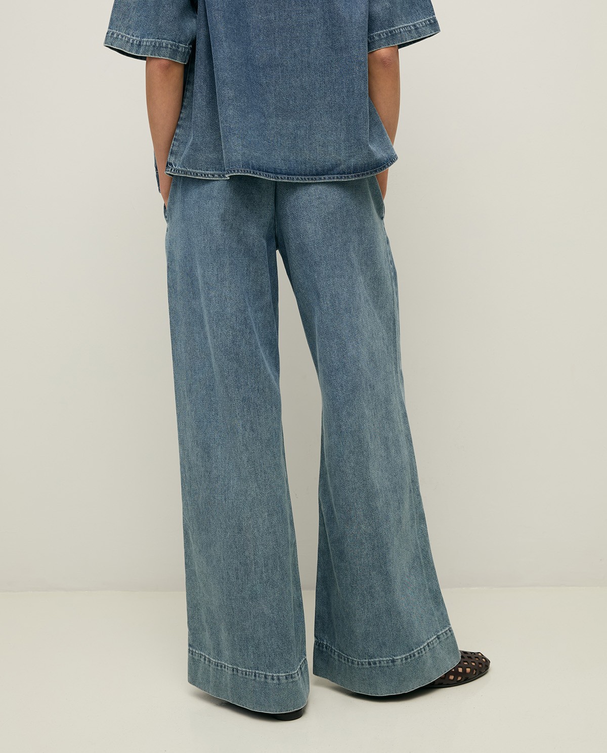 Pantalón fluido denim en color azul índigo, vista frontal con detalle del tejido 5