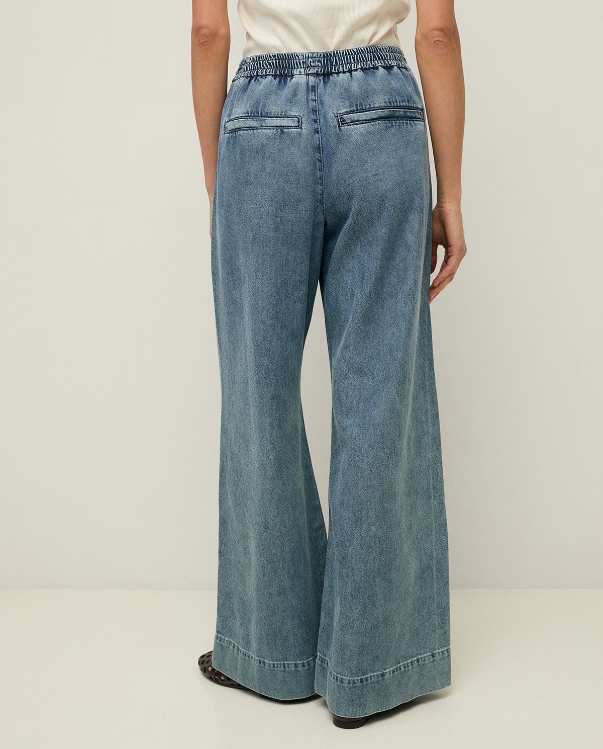 Pantalón fluido denim en color azul índigo, vista frontal con detalle del tejido 6