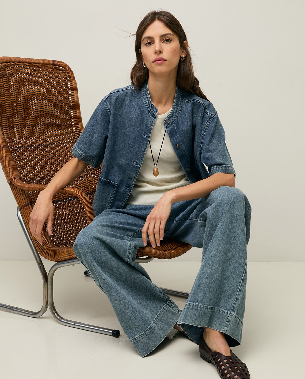 Pantalón fluido denim en color azul índigo, vista frontal con detalle del tejido 7