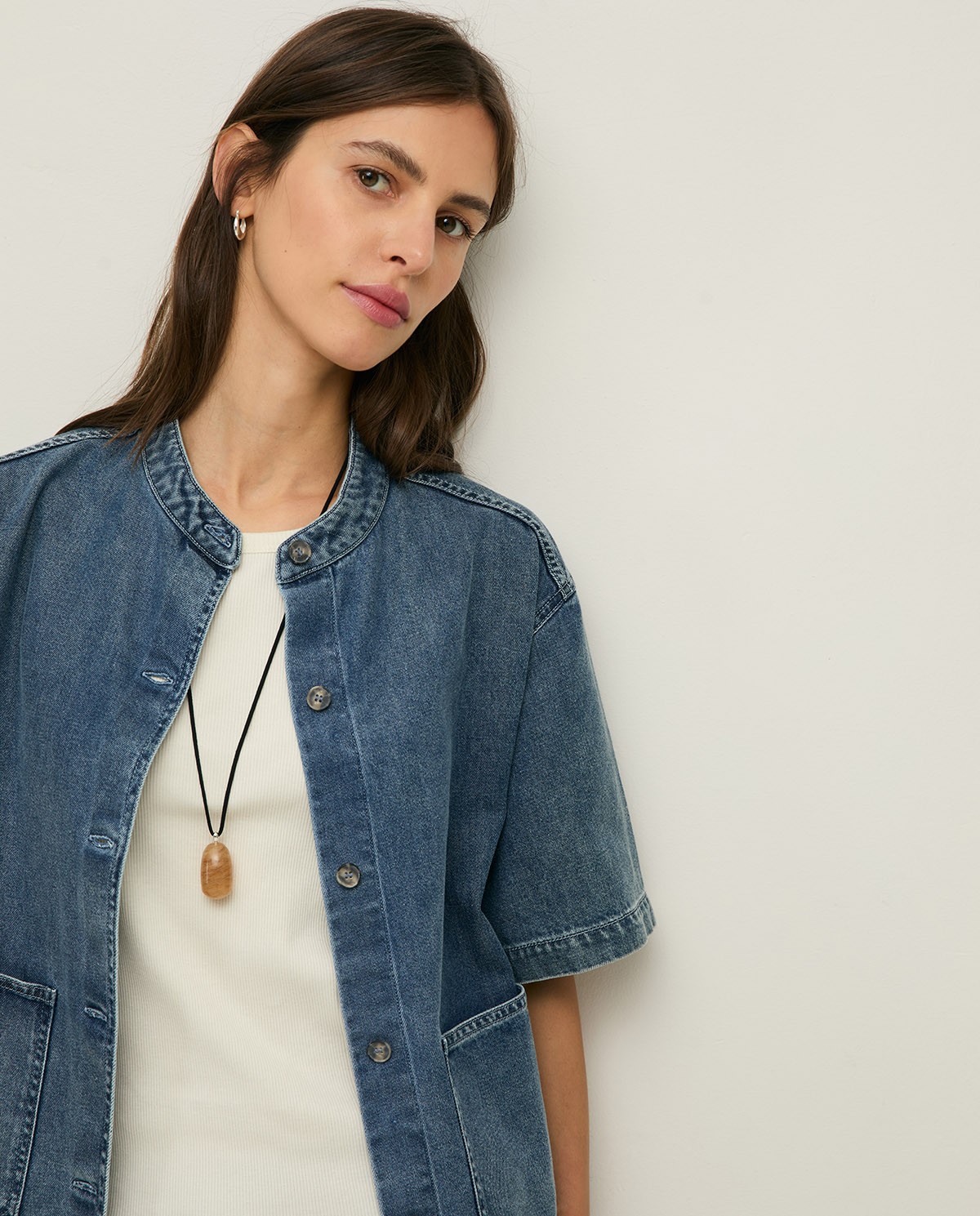 Camisa denim cuello mao en color azul índigo, vista frontal con detalle del tejido 3