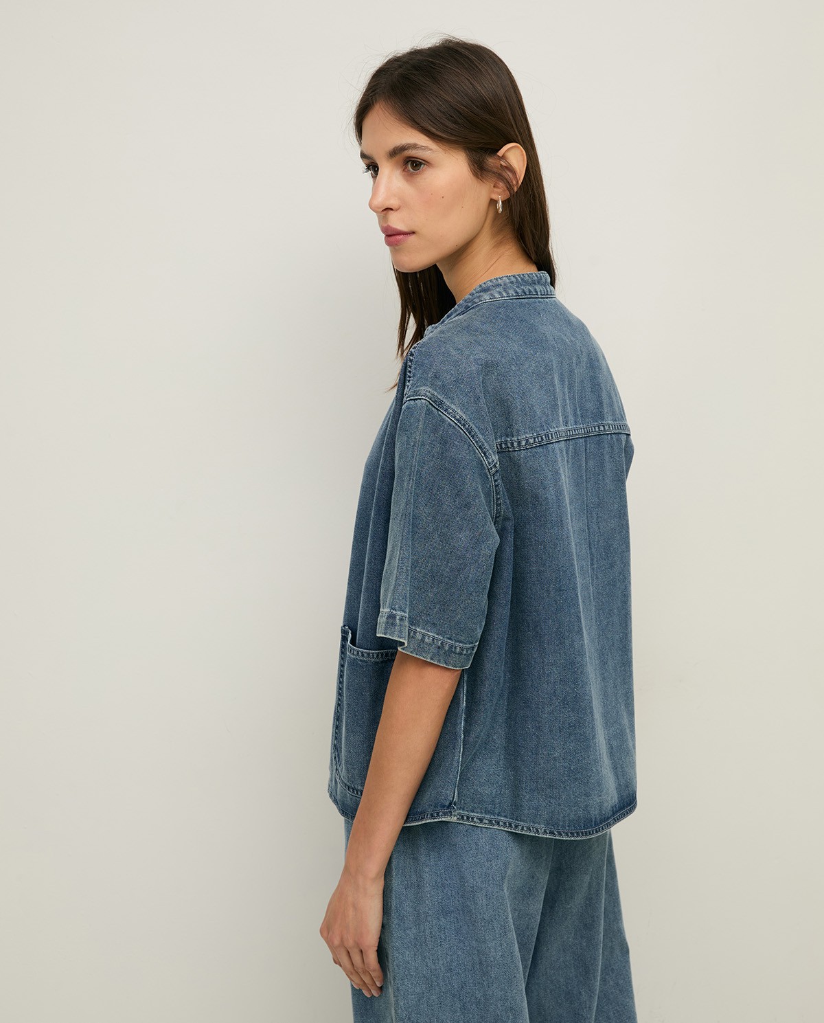 Camisa denim cuello mao en color azul índigo, vista frontal con detalle del tejido 4