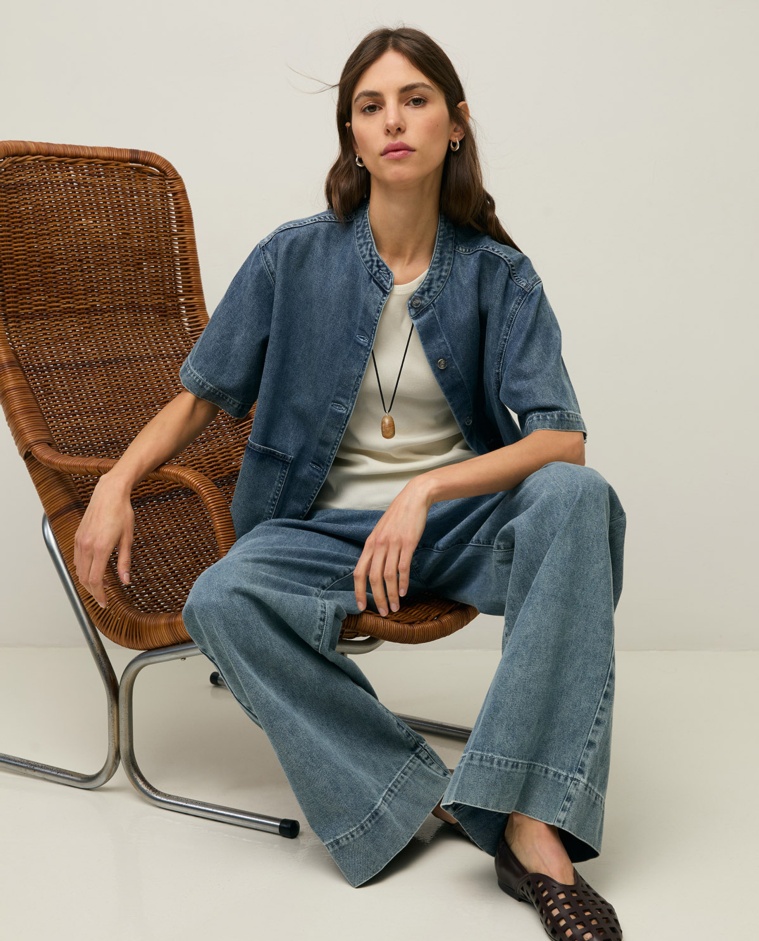 Camisa denim cuello mao en color azul índigo, vista frontal con detalle del tejido