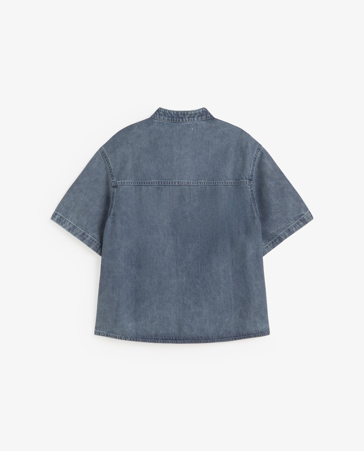 Camisa denim cuello mao en color azul índigo, vista frontal con detalle del tejido 8