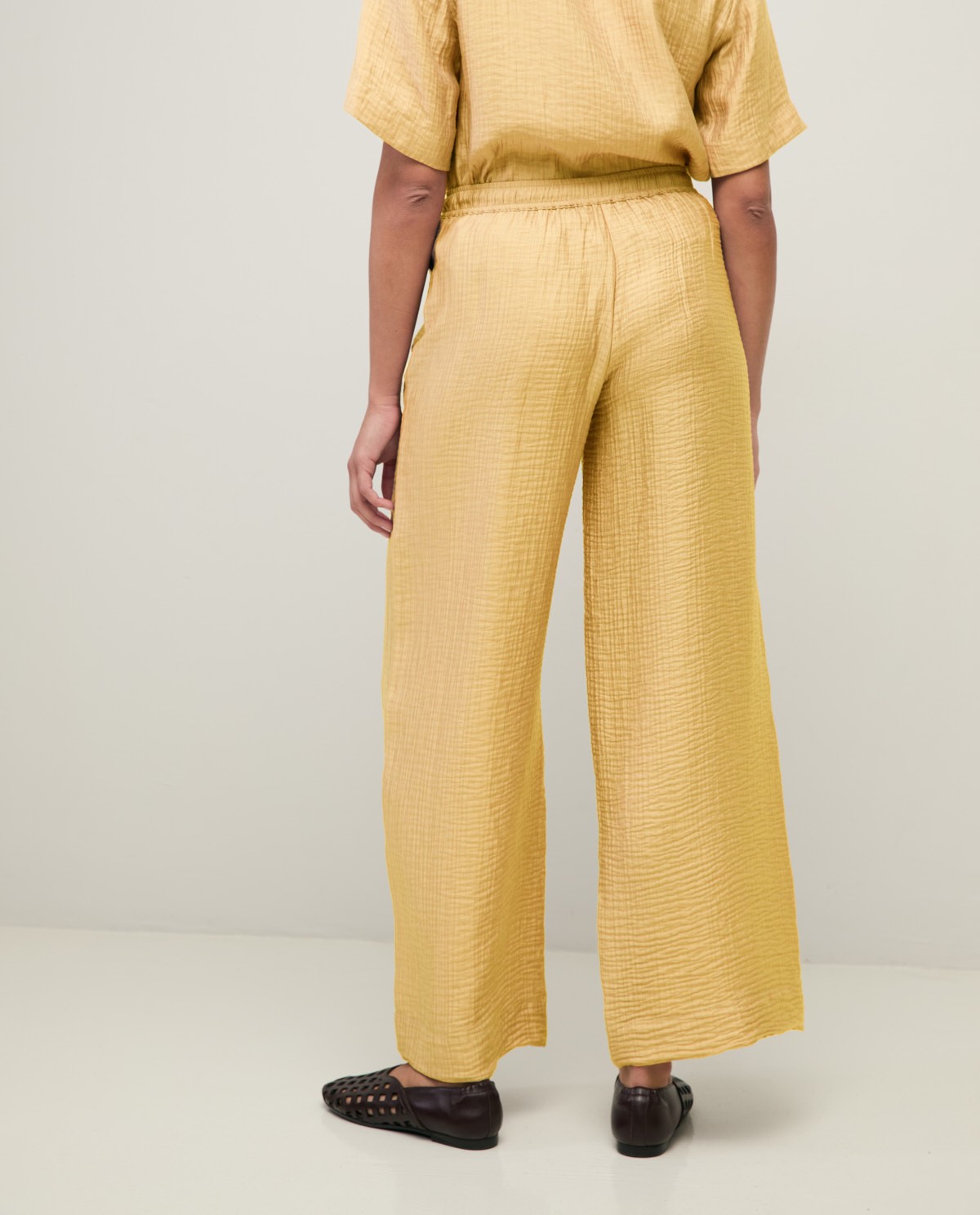 Pantalón fluido wide leg efecto arrugado