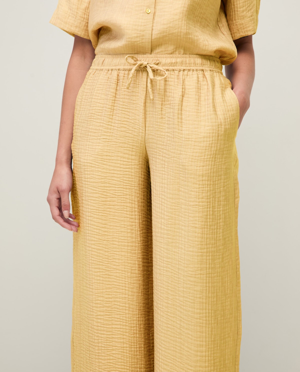 Pantalón fluido wide leg efecto arrugado