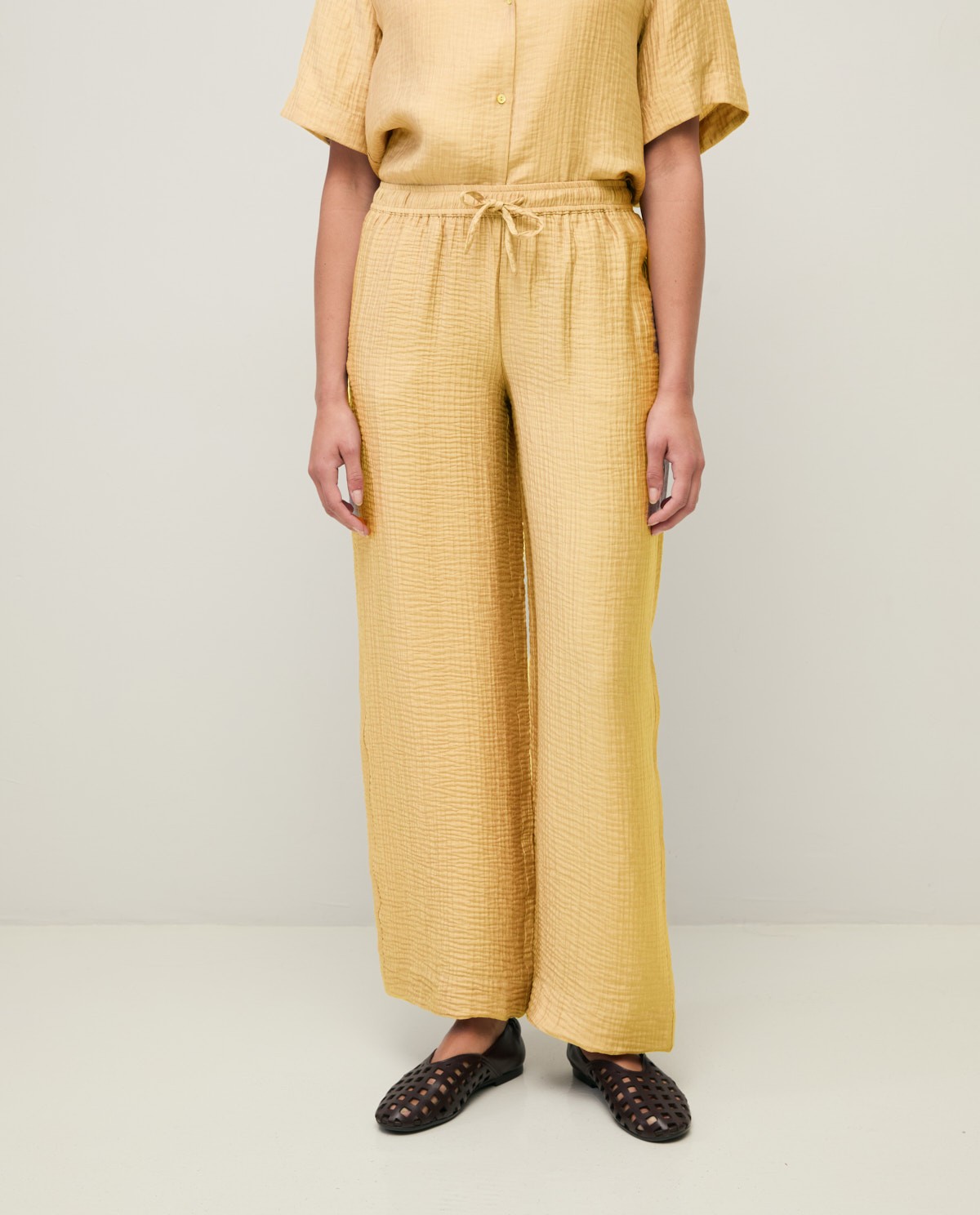 Pantalón fluido wide leg efecto arrugado