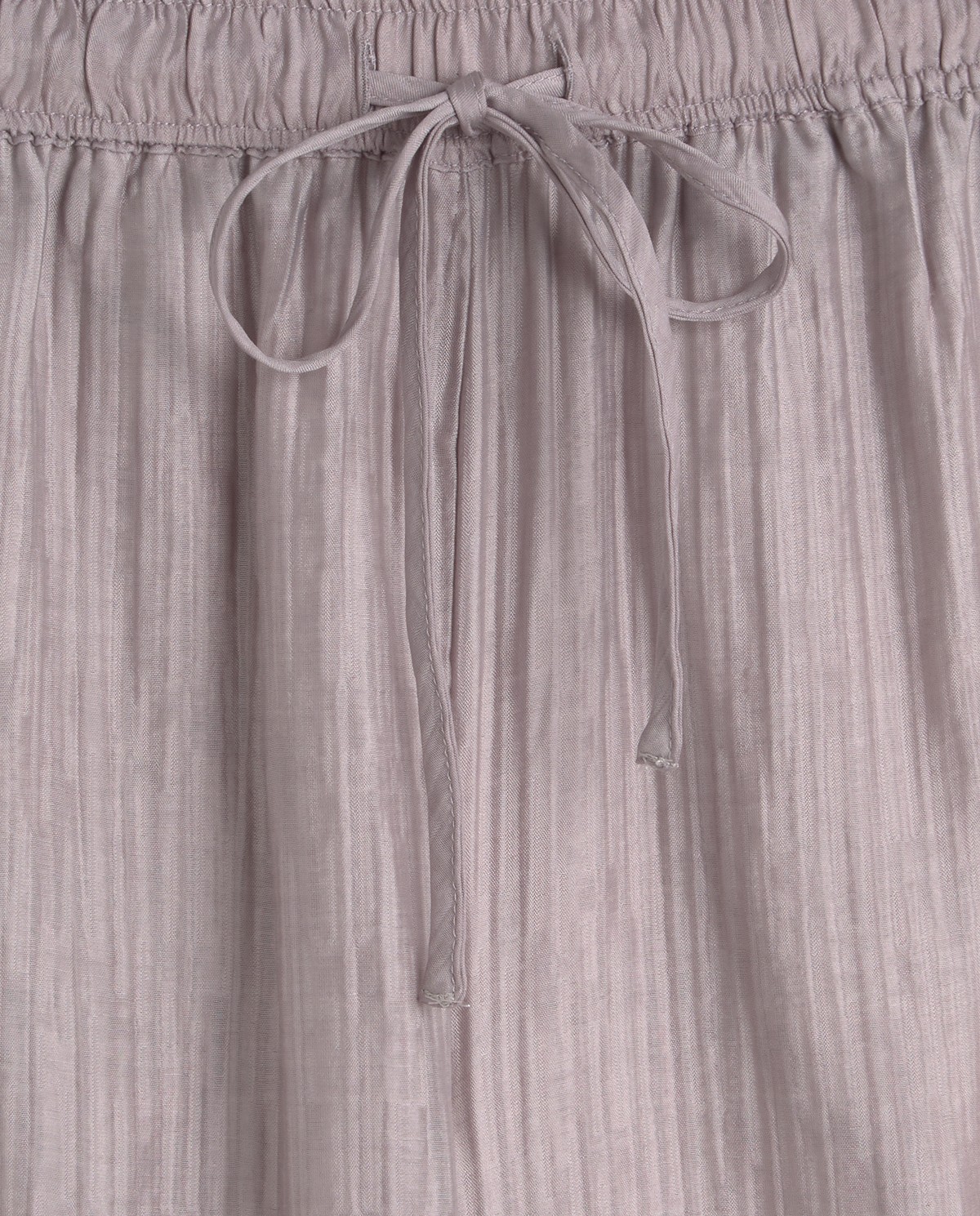 Pantalón fluido wide leg efecto arrugado en color malva, vista frontal con detalle del tejido 7