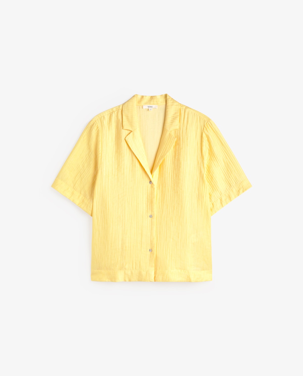 Camisa manga corta cuello solapa en color amarillo pastel, vista frontal con detalle del tejido 5