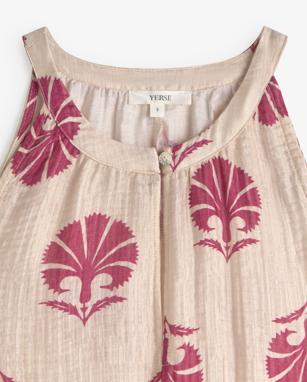 Vestido largo estampado con frunces en color frambuesa, vista frontal con detalle del tejido 8