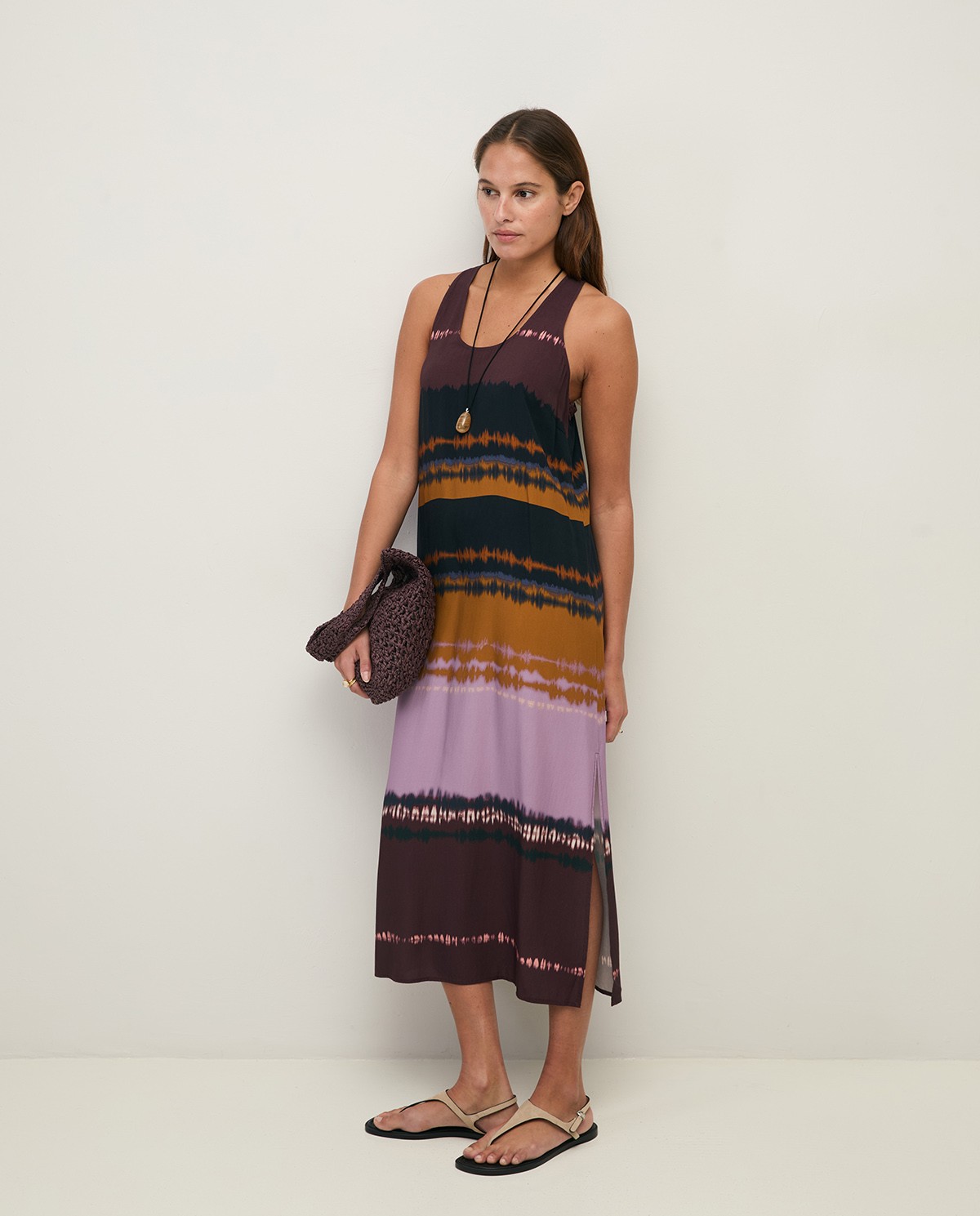 Vestido midi efecto tie-dye en color lila, vista frontal con detalle del tejido