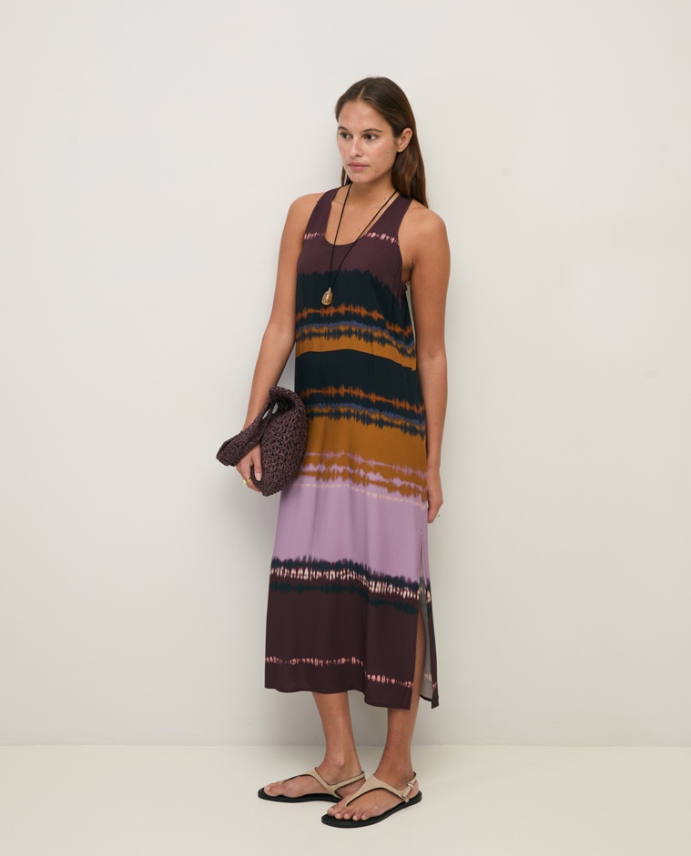 Vestido midi efecto tie-dye en color lila, vista frontal con detalle del tejido