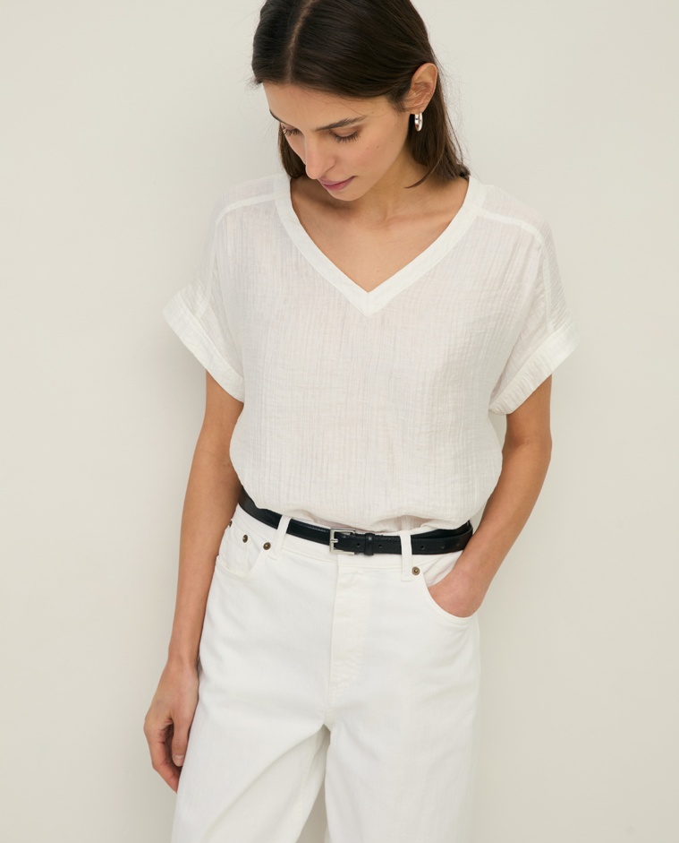 Blusa cuello pico efecto arrugado en color crudo, vista frontal con detalle del tejido