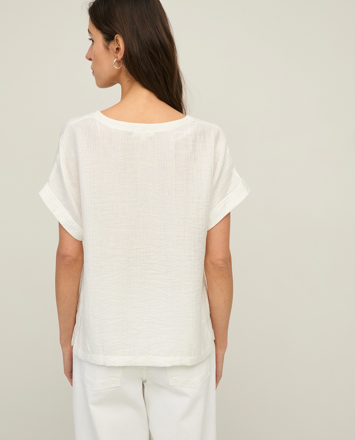 Blusa cuello pico efecto arrugado en color crudo, vista frontal con detalle del tejido 3