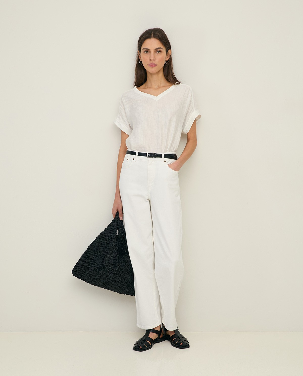 Blusa cuello pico efecto arrugado en color crudo, vista frontal con detalle del tejido 4