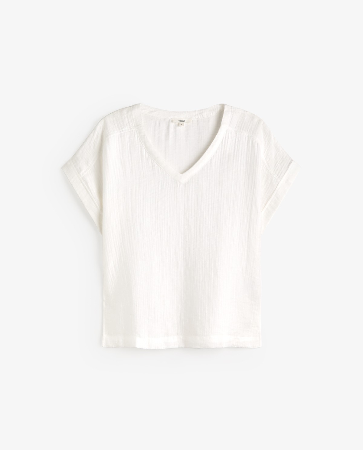 Blusa cuello pico efecto arrugado en color crudo, vista frontal con detalle del tejido 5