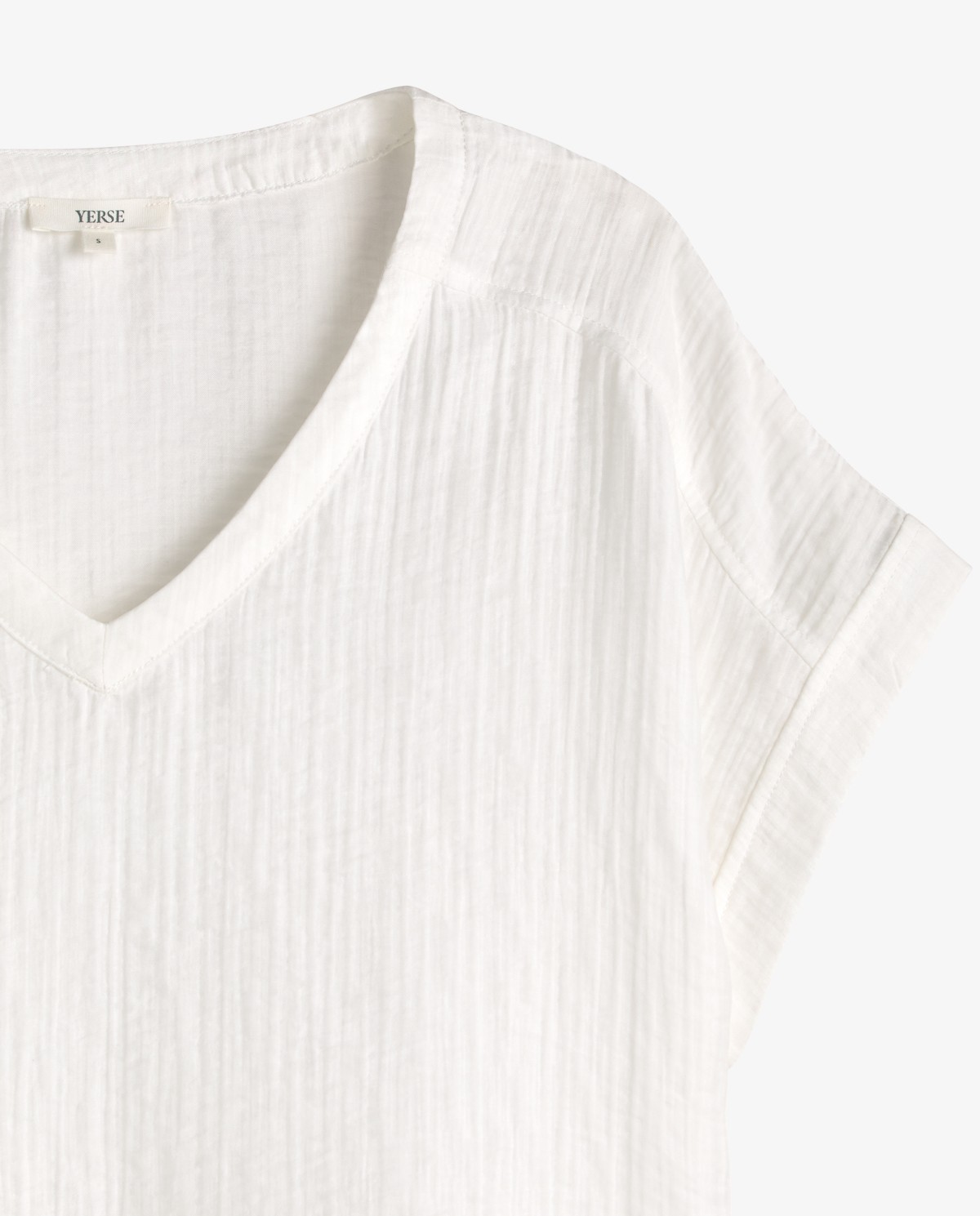 Blusa cuello pico efecto arrugado en color crudo, vista frontal con detalle del tejido 6