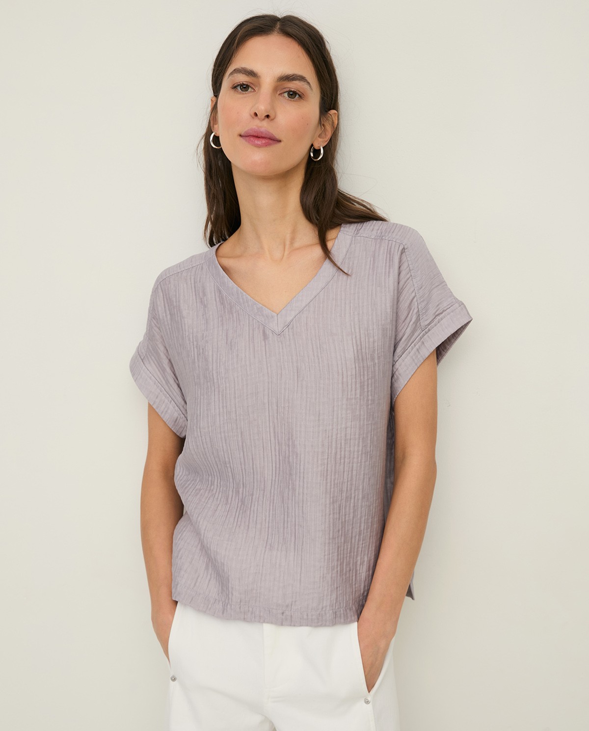 Blusa cuello pico efecto arrugado en color malva, vista frontal con detalle del tejido