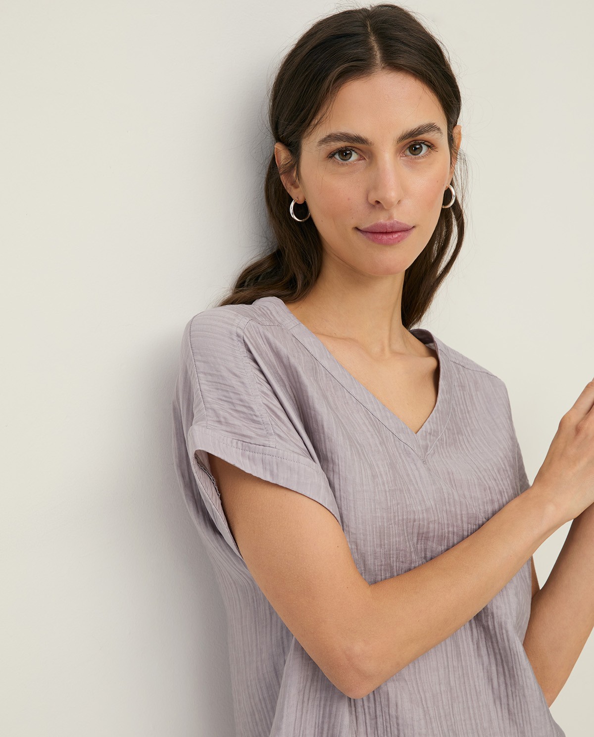 Blusa cuello pico efecto arrugado en color malva, vista frontal con detalle del tejido 1