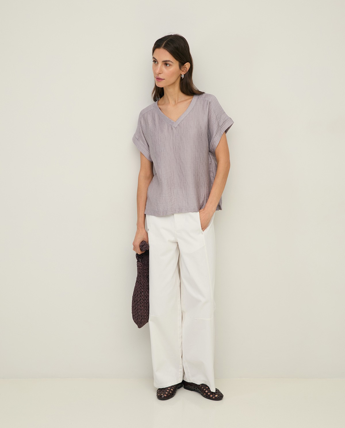 Blusa cuello pico efecto arrugado en color malva, vista frontal con detalle del tejido 3