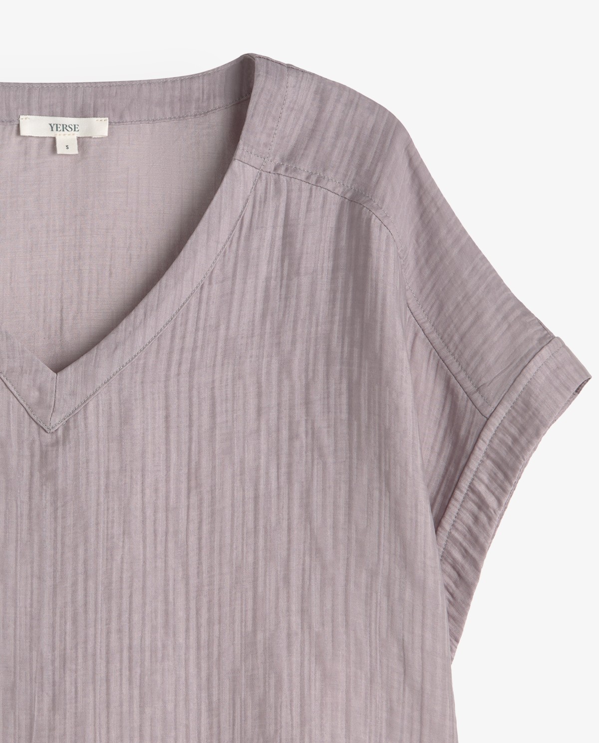 Blusa cuello pico efecto arrugado en color malva, vista frontal con detalle del tejido 5