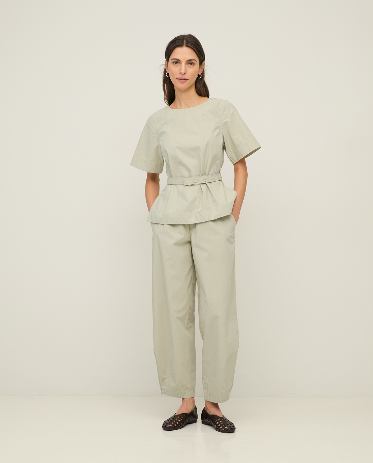 Pantalón algodón con botón en bajo en color verde aguamarina, vista frontal con detalle del tejido 1