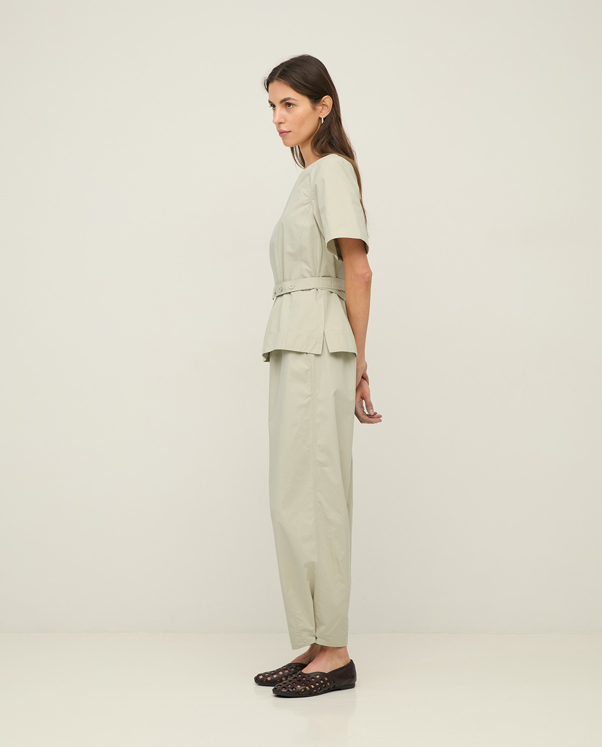 Pantalón algodón con botón en bajo en color verde aguamarina, vista frontal con detalle del tejido 2