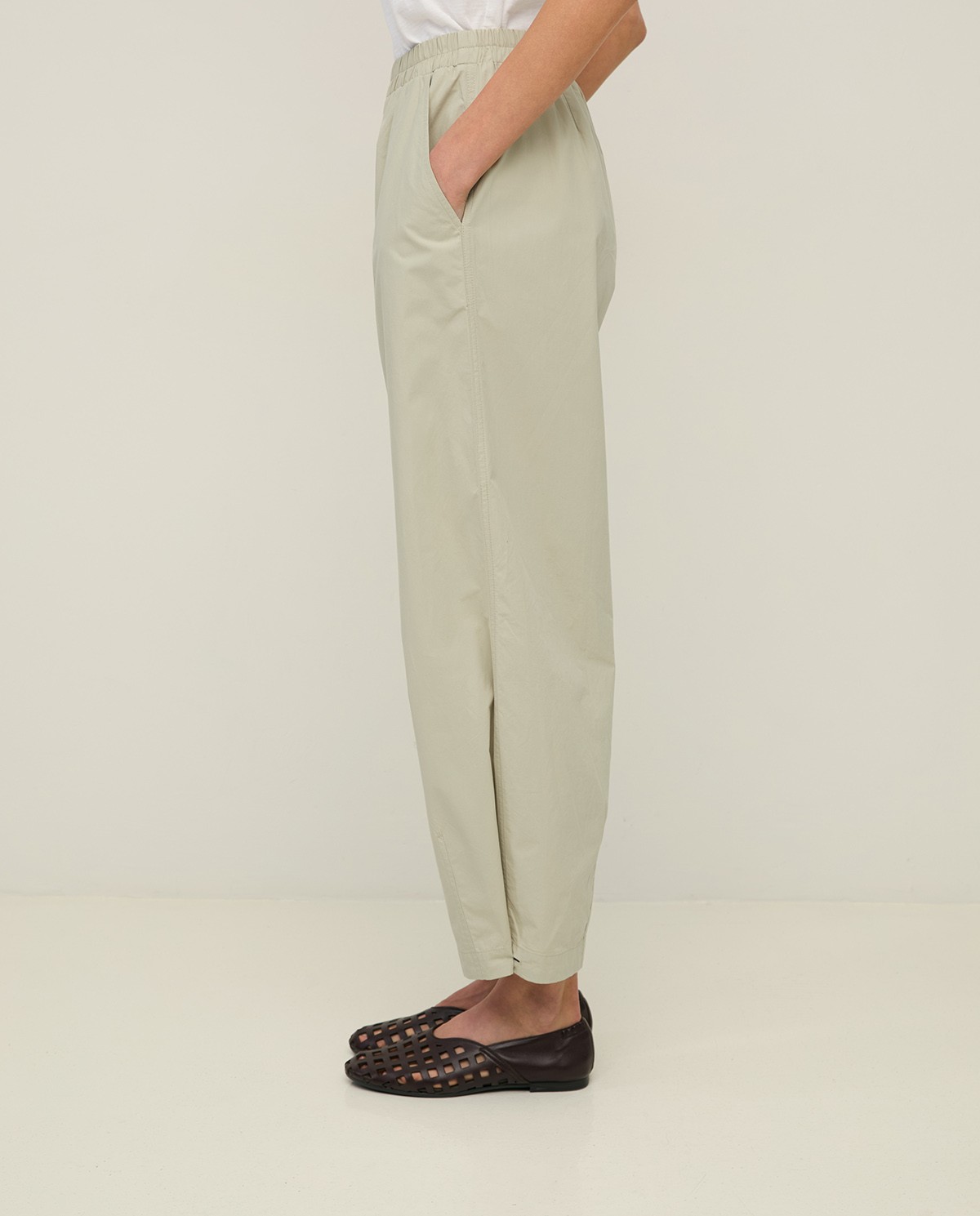 Pantalón algodón con botón en bajo en color verde aguamarina, vista frontal con detalle del tejido 3