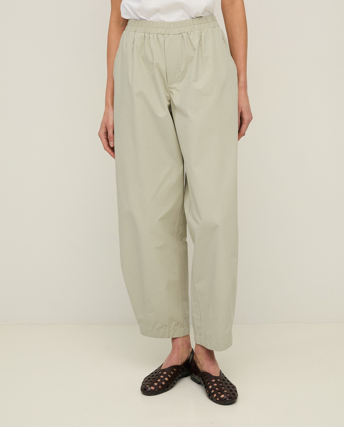 Pantalón algodón con botón en bajo en color verde aguamarina, vista frontal con detalle del tejido 4