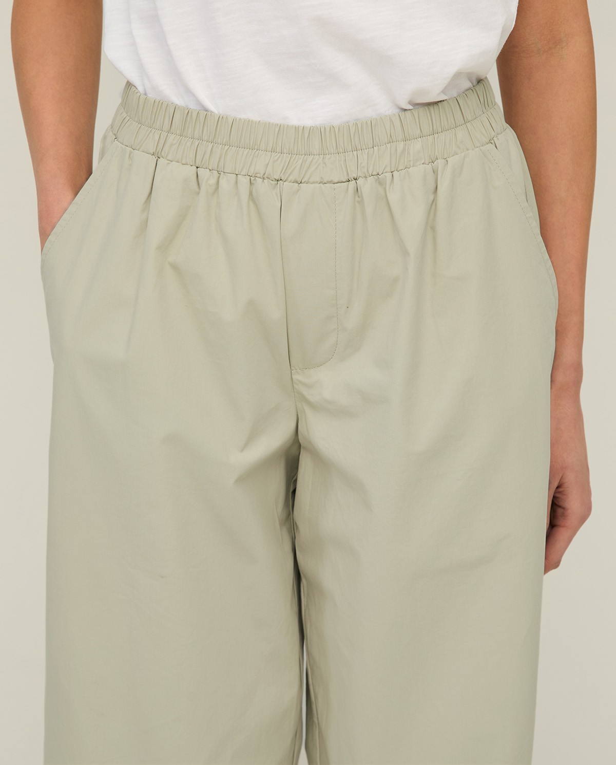 Pantalón algodón con botón en bajo en color verde aguamarina, vista frontal con detalle del tejido 5