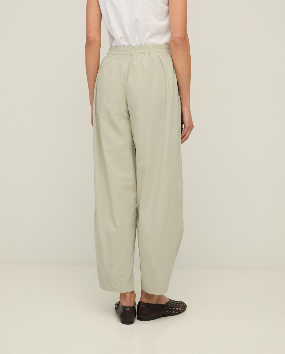 Pantalón algodón con botón en bajo en color verde aguamarina, vista frontal con detalle del tejido 6