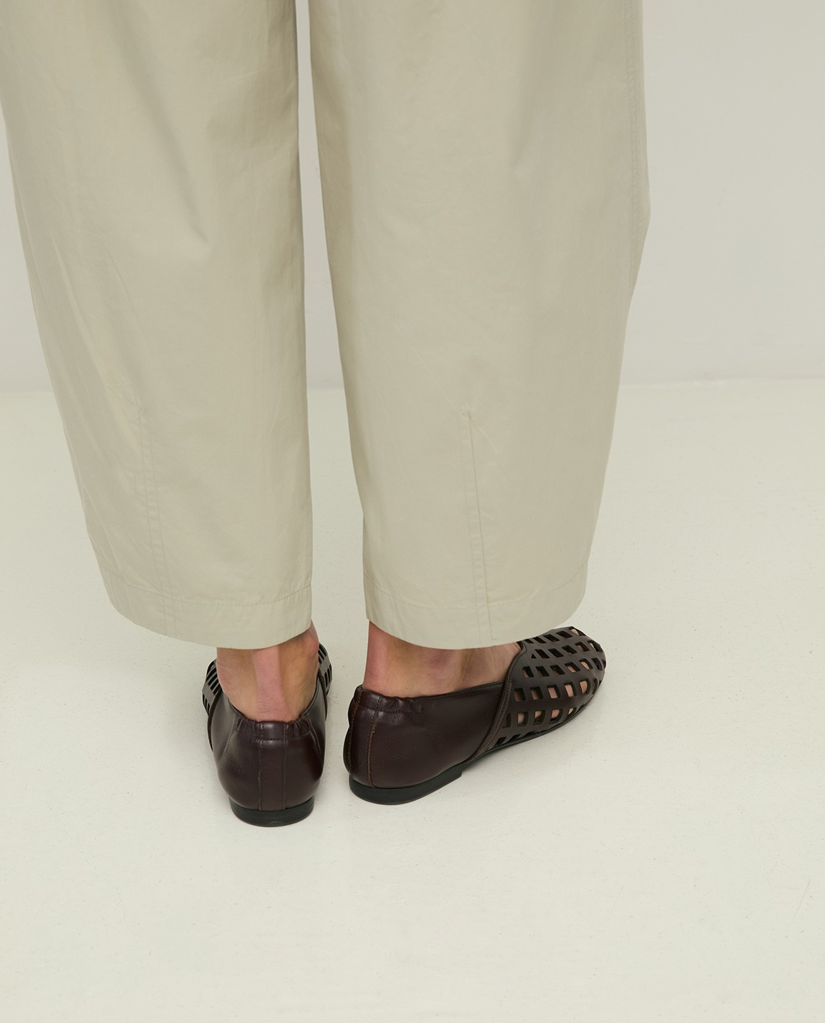 Pantalón algodón con botón en bajo en color verde aguamarina, vista frontal con detalle del tejido 7