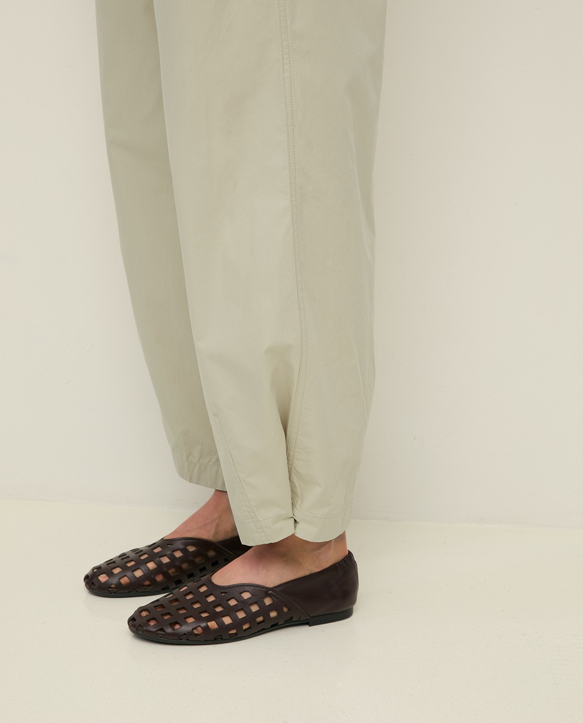 Pantalón algodón con botón en bajo en color verde aguamarina, vista frontal con detalle del tejido 8