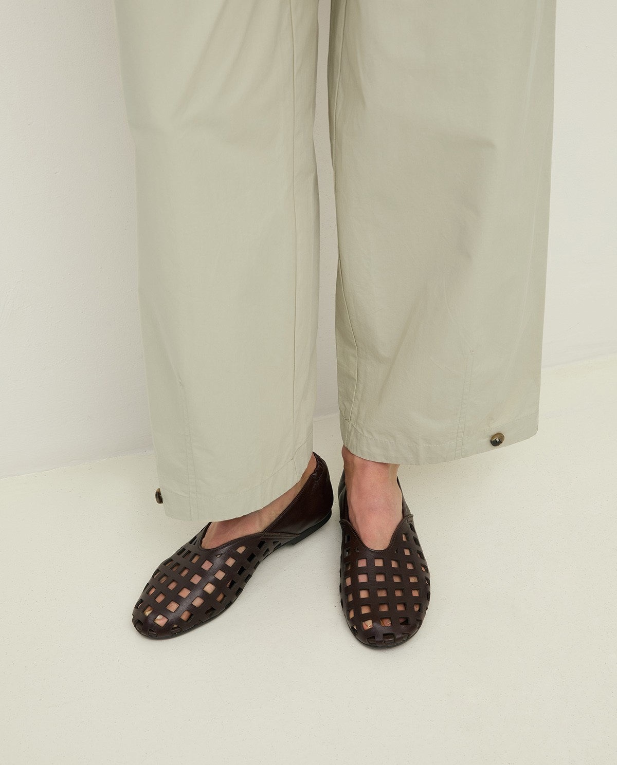 Pantalón algodón con botón en bajo en color verde aguamarina, vista frontal con detalle del tejido 9