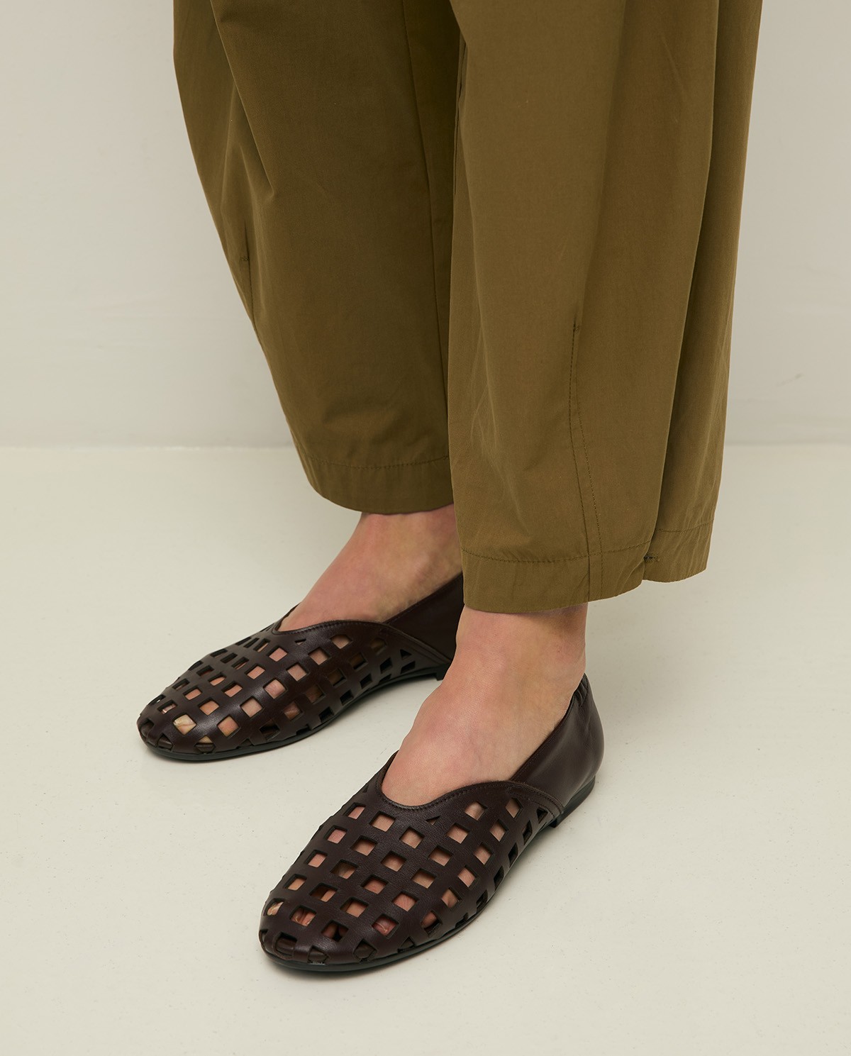 Pantalón algodón con botón en bajo en color caqui, vista frontal con detalle del tejido 4