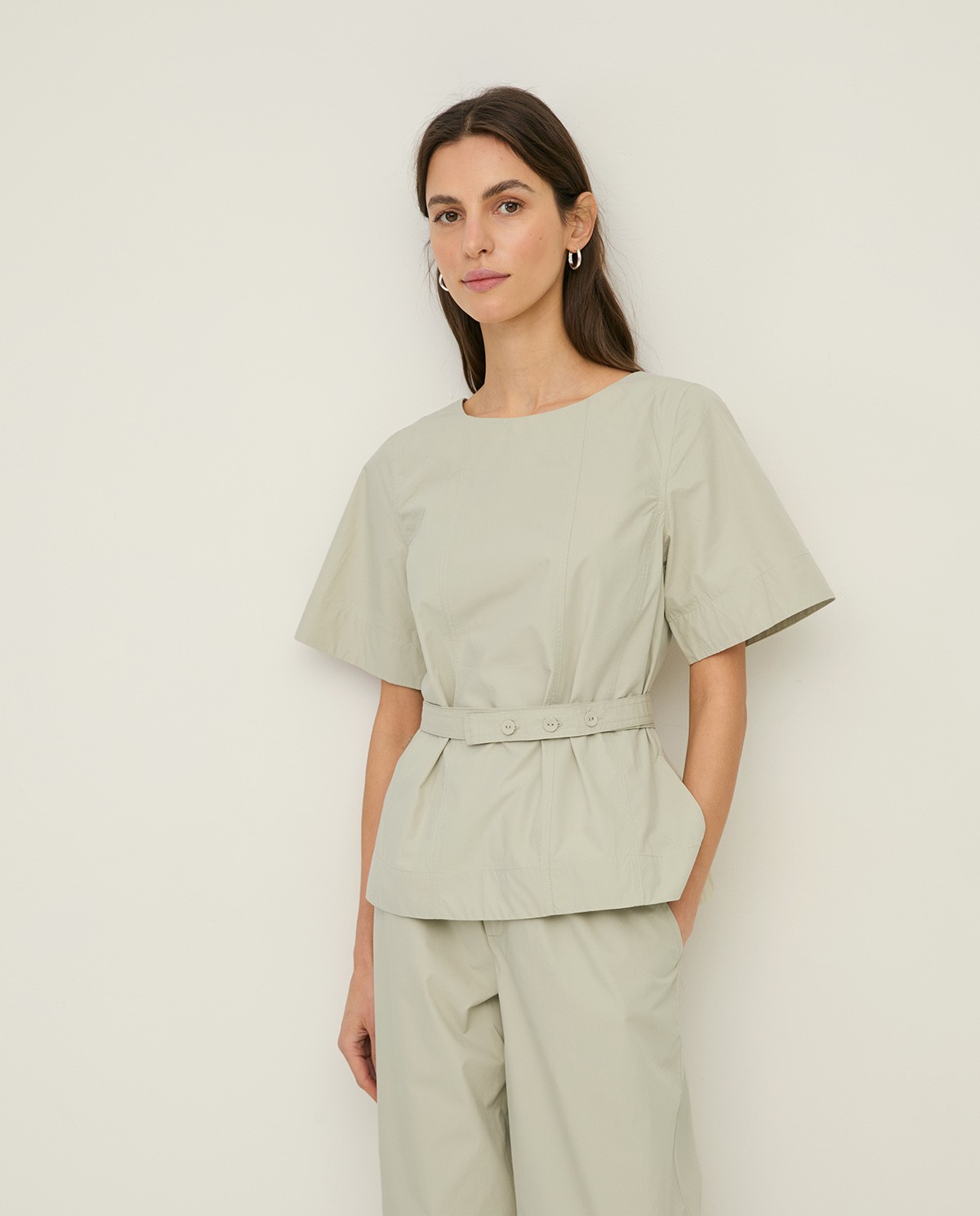 Blusa popelín cuello redondo en color verde aguamarina, vista frontal con detalle del tejido