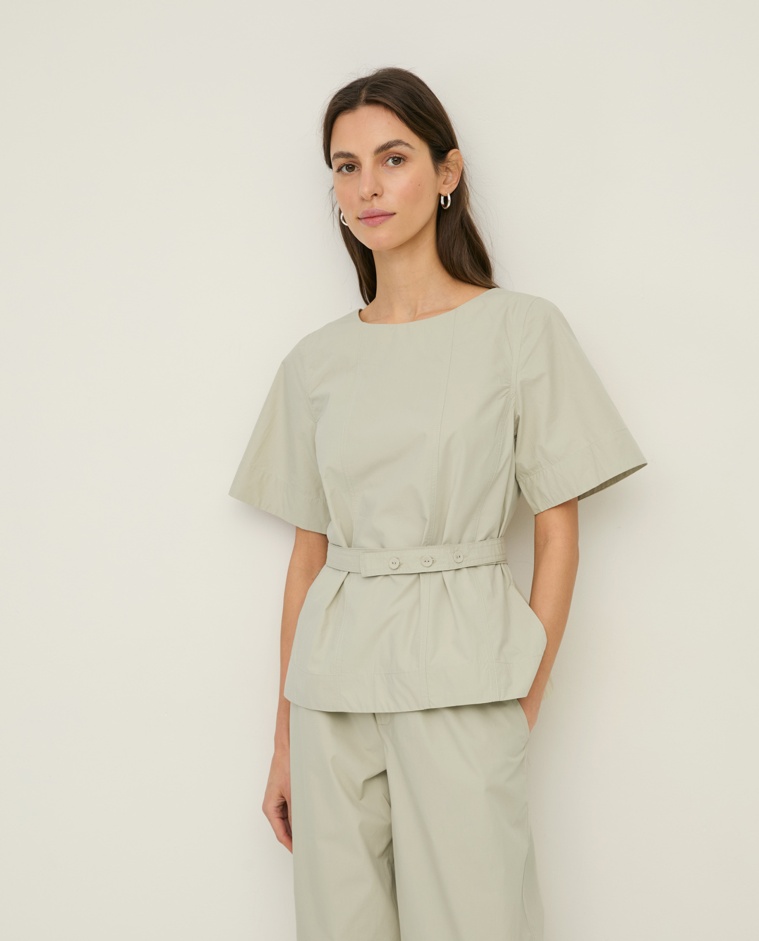 Blusa popelín cuello redondo en color verde aguamarina, vista frontal con detalle del tejido