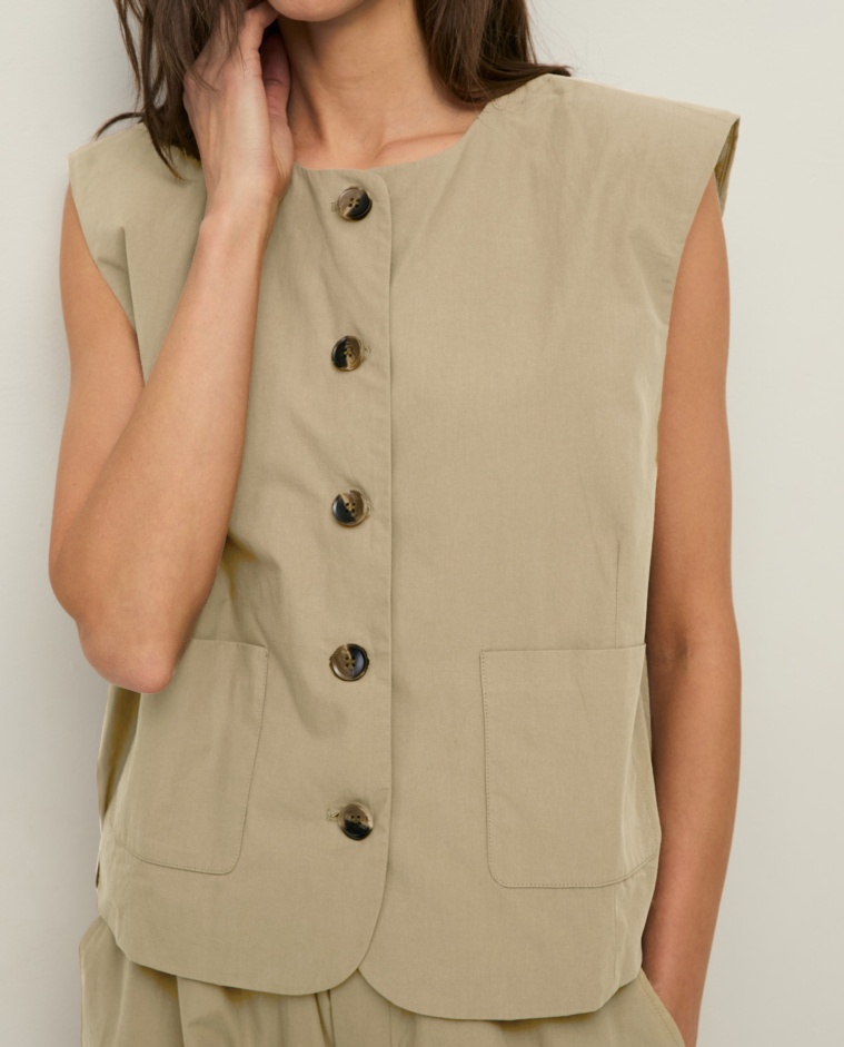Chaleco bolsillos popelín en color beige verdoso, vista frontal con detalle del tejido