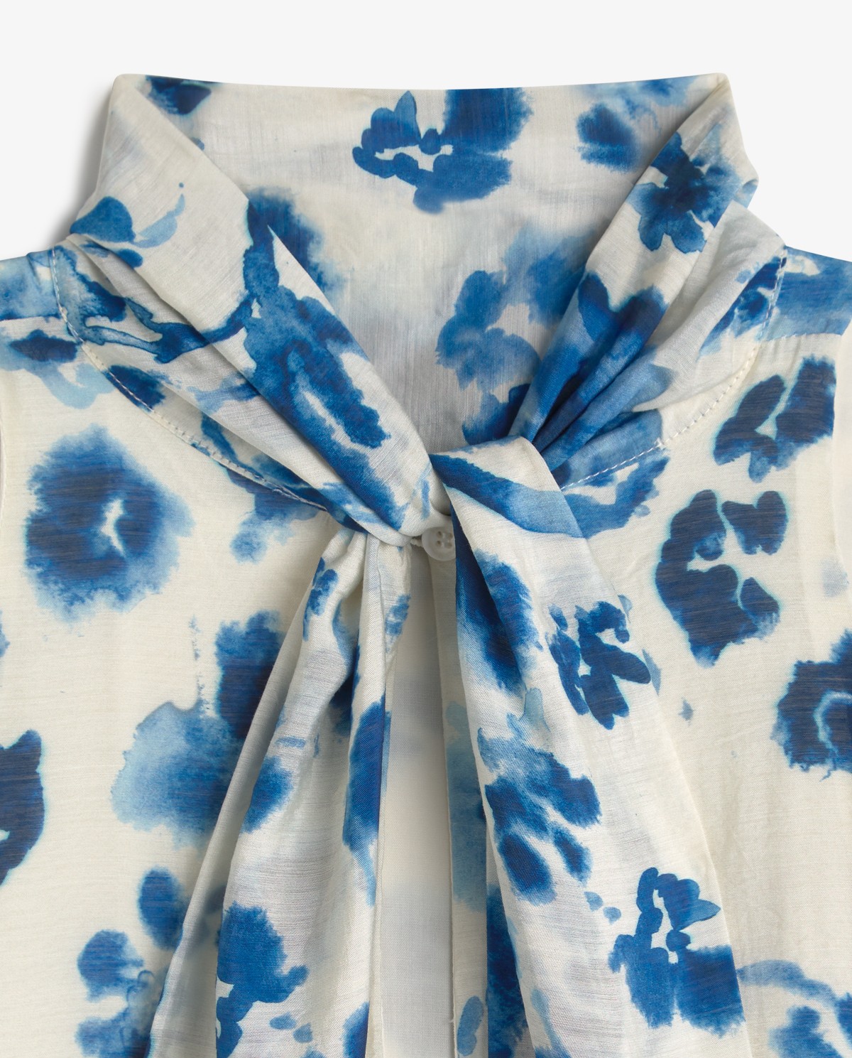 Vestido largo cuello halter lazo en color azul, vista frontal con detalle del tejido 4