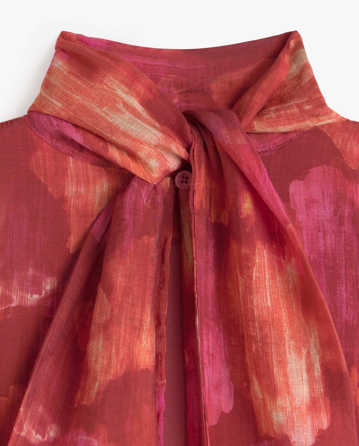 Vestido largo cuello halter lazo en color frambuesa, vista frontal con detalle del tejido 7