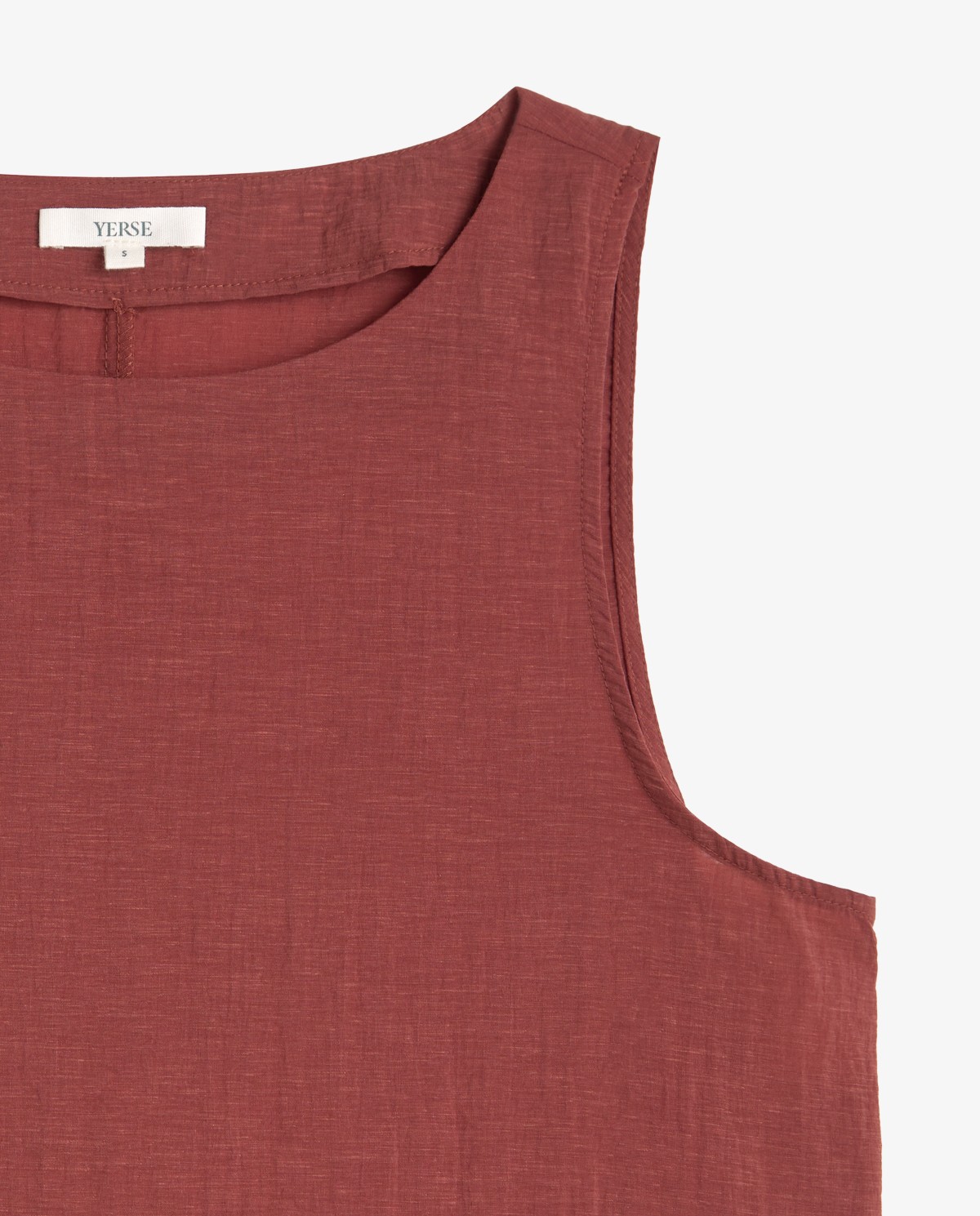 Top sin mangas escote redondo en color terracota, vista frontal con detalle del tejido 10